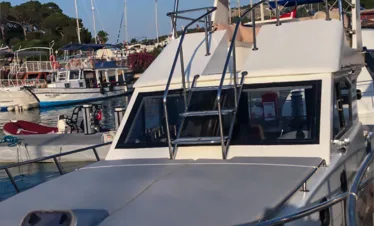 Budget yacht rental in Kemer anchored close to a beautiful sandy beach.