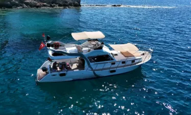 Couple enjoying a romantic yacht trip in Kemer on a budget rental boat.