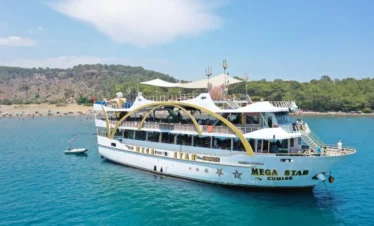 Enjoy your day on our clean, spacious and modern cruise boat designed for comfort and fun.
