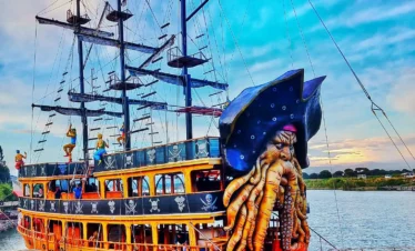 Live DJ music and dancing on pirate-style boat in Antalya