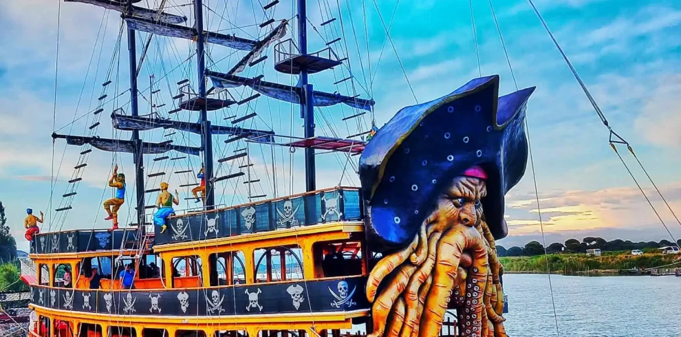 Live DJ music and dancing on pirate-style boat in Antalya