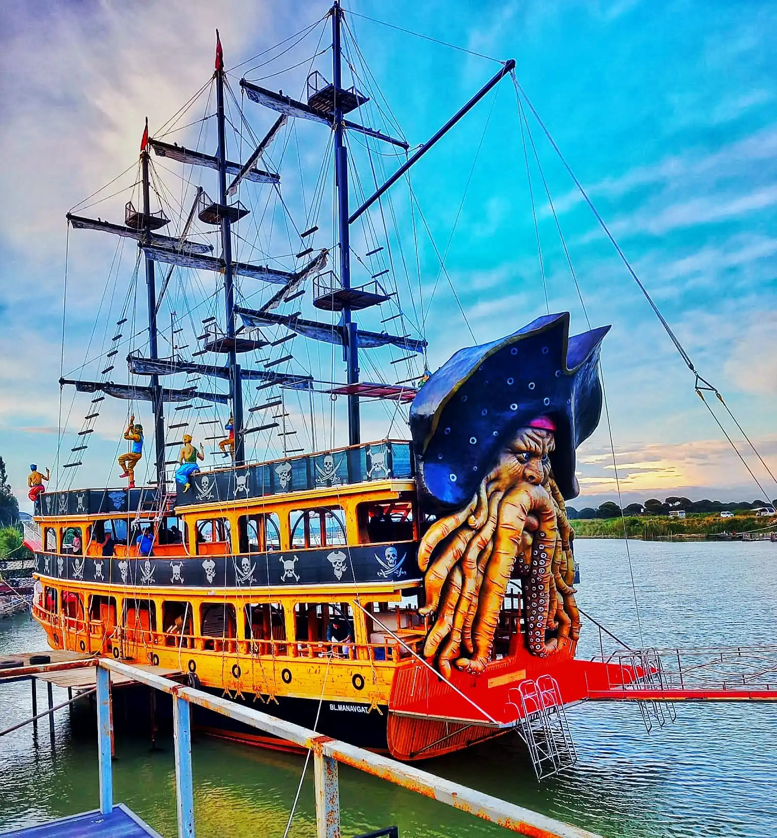 Live DJ music and dancing on pirate-style boat in Antalya